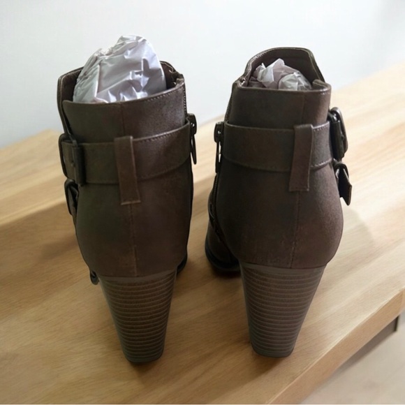Brown Chunky Heel Buckled Strap Ankle Booties 5.5 - Picture 8 of 14